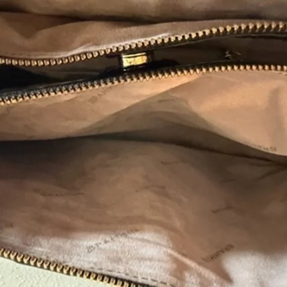 Elegant Black Brahmin Crocodile-Embossed Handbag - Picture 5 of 7